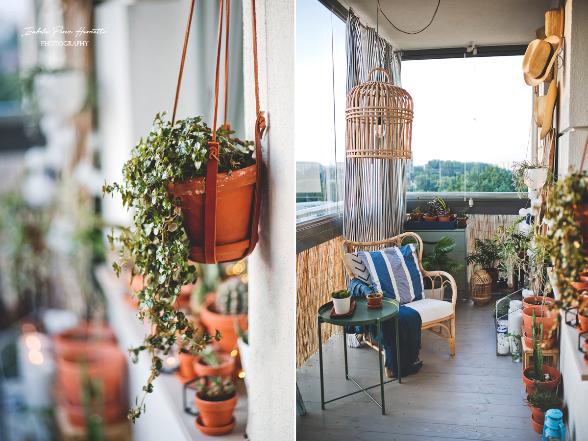 balkon, balcony, bambusowa lampa, bambusowy fotel, rośliny na balkonie, letnie wnętrze, drewniana podłoga