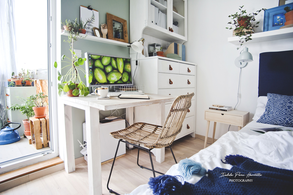 sypialnia, ratanowe krzesło, domowe biuro, biały kredens, szałwiowa ściana, ikea hacks