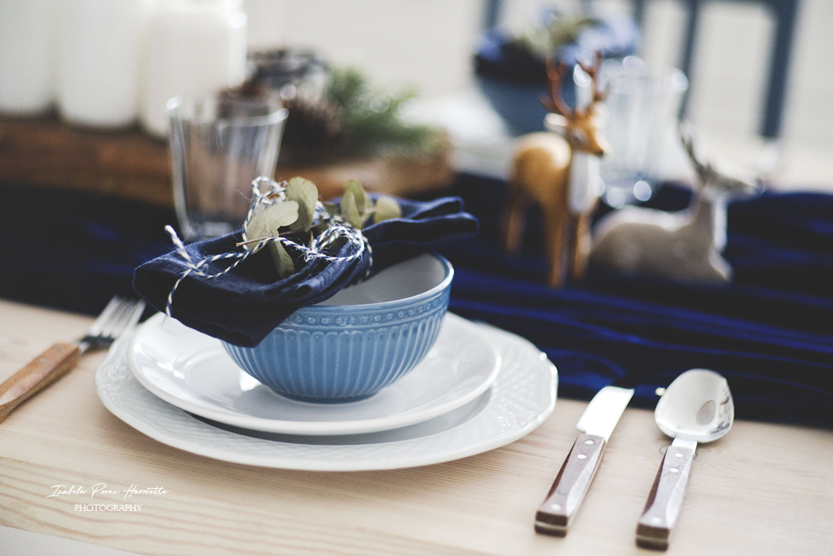 blue velvet christmas, table scape, świąteczny stół, święta w kolorze niebieskim