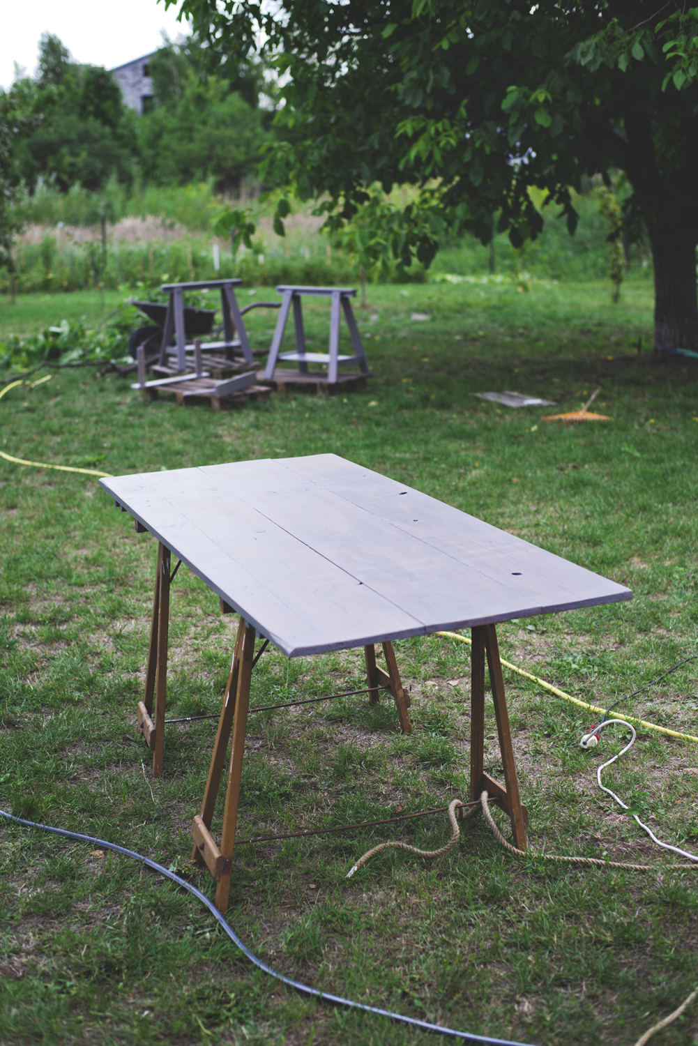 stół na taras, lazura do drewna, zabezpieczenie drewna na zewnątrz, szary stół, diy, zrób to sam