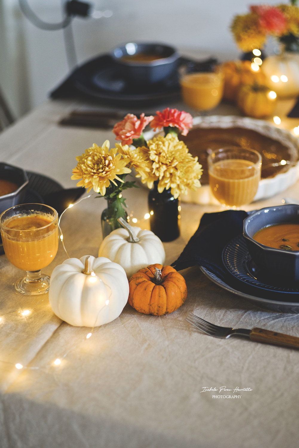 jesienny stół , dekoracja stołu, tekstylia stołowe, zastawa stołowa, potrawy z dyni, table set, table scape, ceramika stołowa, dynie ozdobne, lniany obrus